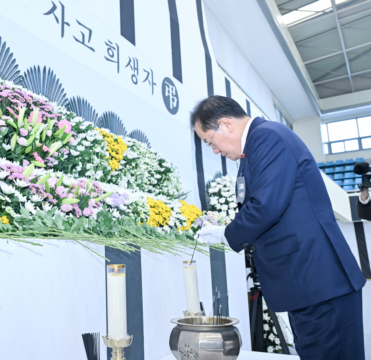 홍준표 대구시장이 31일 안병근올림픽기념유도관에 마련된 합동분향소에서 헌화하고 있다.[대구시 제공]
