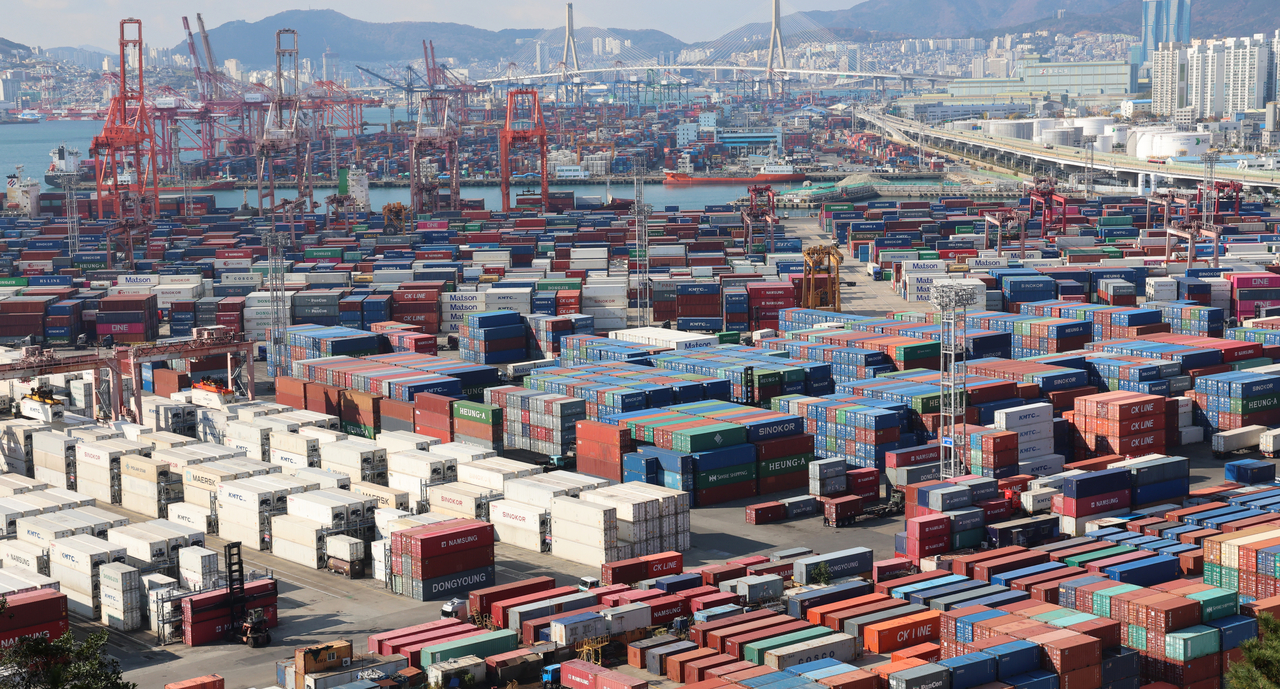 This Nov. 29 file photo shows shipping containers at a port in the southeastern city of Busan. (Yonhap)
