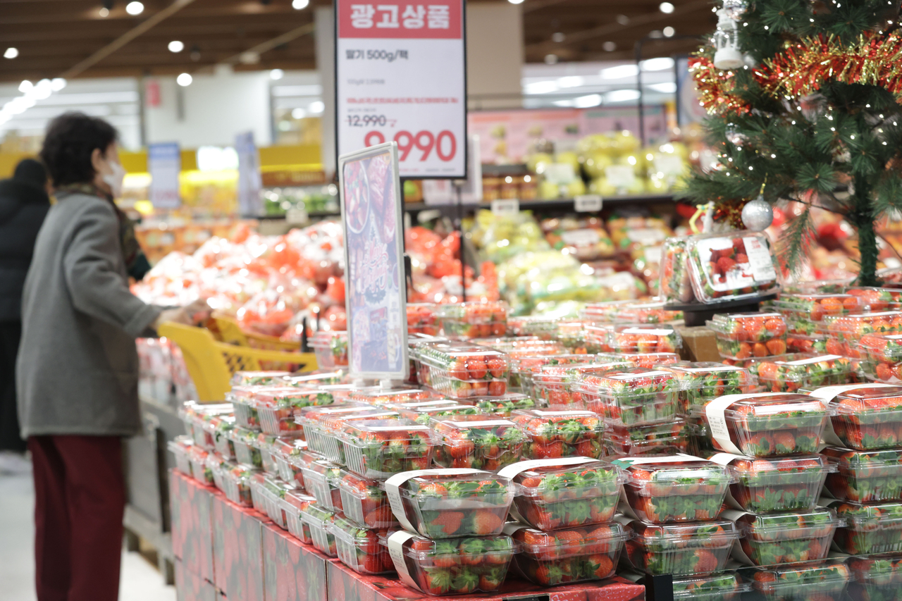 This undated file photo shows people shopping at a major discount chain store in Seoul. (Yonhap)
