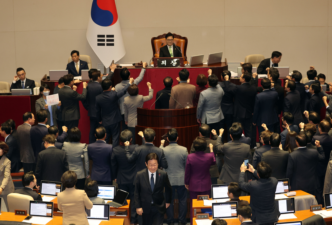 이재명 더불어민주당 대표가 지난 27일 오후 슬롯사이트 본회의에서 국민의힘 의원들이 우원식 슬롯사이트의장에게 항의하는 동안 한덕수 국무총리 탄핵소추안에 투표한 뒤 자리로 향하고 있다. [연합]