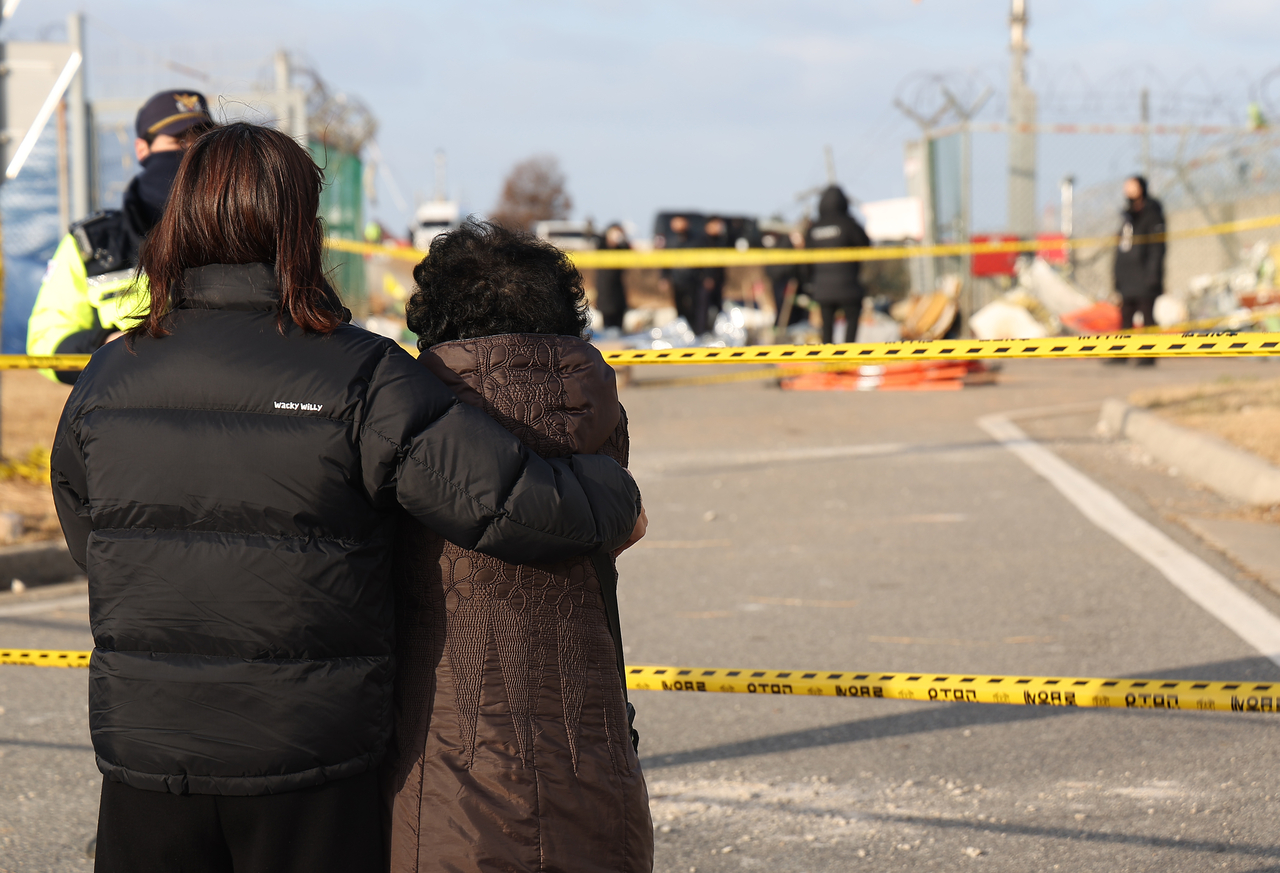 31일 오전 전남 무안군 무안국제공항 제주항공 여객기 참사 현장에서 유가족들이 현장을 지켜보고 있다. [연합]