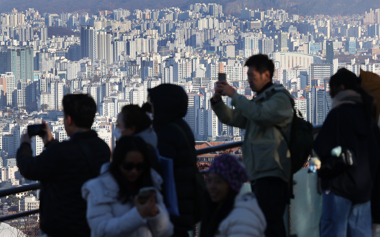 서울 남산에서 바라본 시내 아파트 단지.