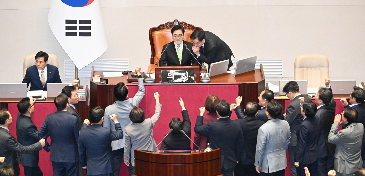 National Assembly Speaker Rep. Woo Won-shik (center, top) is seen surrounded by People Power Party lawmakers protesting his announcement that 151 votes are a minimum threshold for acting president Han Duck-soo's impeachment, at a main chamber of the National Assembly on Friday, (Im Se-jun/The Korea Herald)