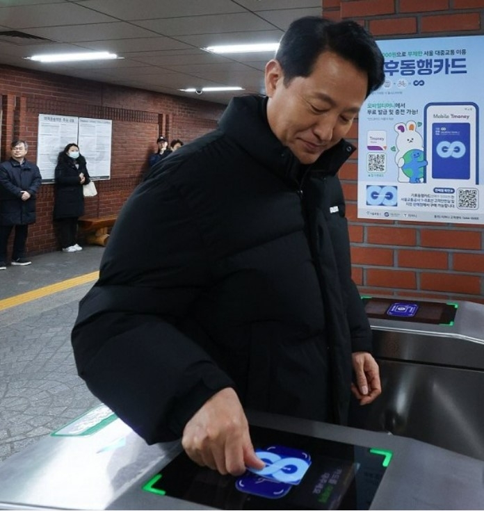 오세훈 서울시장이 지난 1월 기후동행카드로 개찰구를 통과하고 있다. 연합