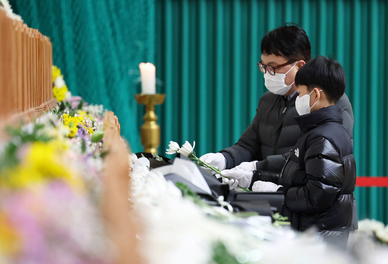 Mourners their respects to the 179 who passed away in the Jeju Air flight 7C 2216 crash on Sunday at Muan International Airport, at a joint memorial in Muan-gun, South Jeolla Province on Wednesday. (Yonhap)