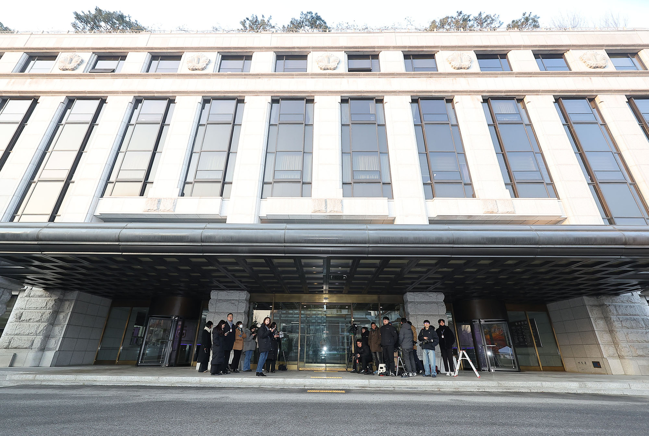 The press awaits the arrival of President Yoon Suk Yeol's legal representatives for the preparatory hearing of his impeachment trial at the Constitutional Court of Korea in Seoul on Friday. (Yonhap)