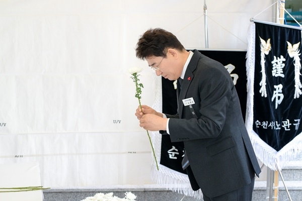 노관규 순천시장이 청사 앞에 마련된 합동 분향소에서 헌화하고 있다.