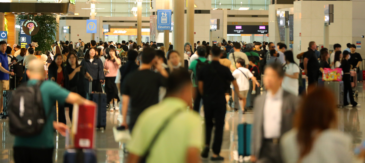 Travelers pack Terminal 1 of Incheon Airport on Sept. 13, 2024, as they prepare to leave a day before the Chuseok holiday. (Yonhap)