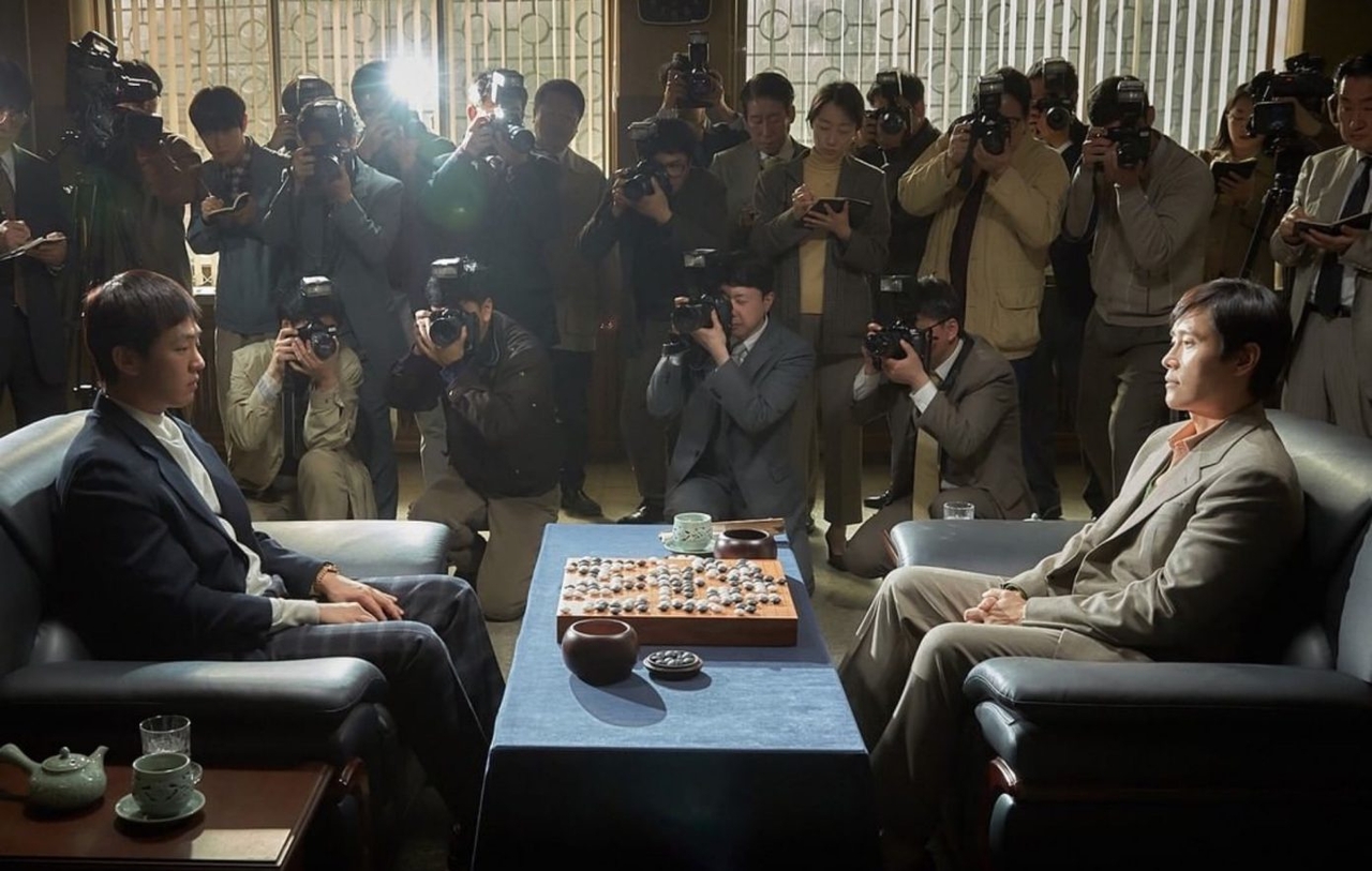 Yoo Ah-in (left) and Lee Byung-hun star in "The Match" (Netflix)