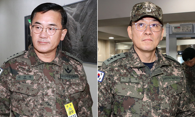 Yeo In-hyung of the Defense Counterintelligence Command (left), and  Lt. Gen. Lee Jin-woo of the Capital Defense Command. Yonhap