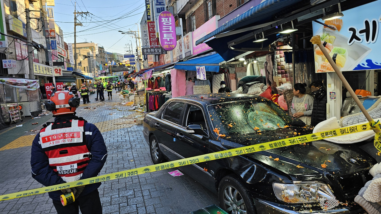31일 오후 서울 양천구 목동 깨비시장에서 70대 남성이 모는 승용차가 돌진해 다수의 부상자가 발생했다. [연합]
