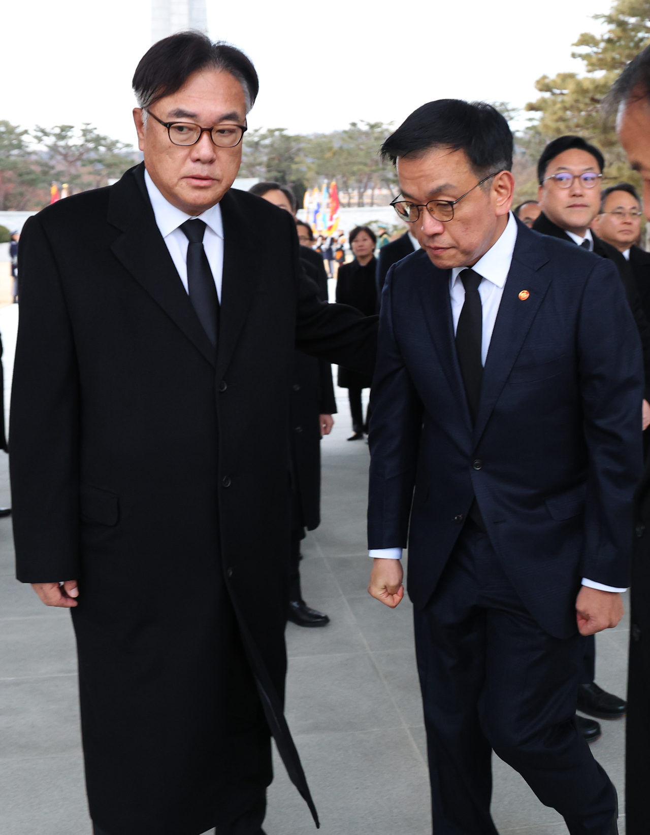 최상목 대통령 권한대행 부총리 겸 기획재정부 장관이 2025년 새해 첫날인 1일 국립서울현충원을 찾아 현충탑 참배 뒤 정진석 대통령 비서실장과 대화하고 있다. [대통령실통신사진기자단] [연합]