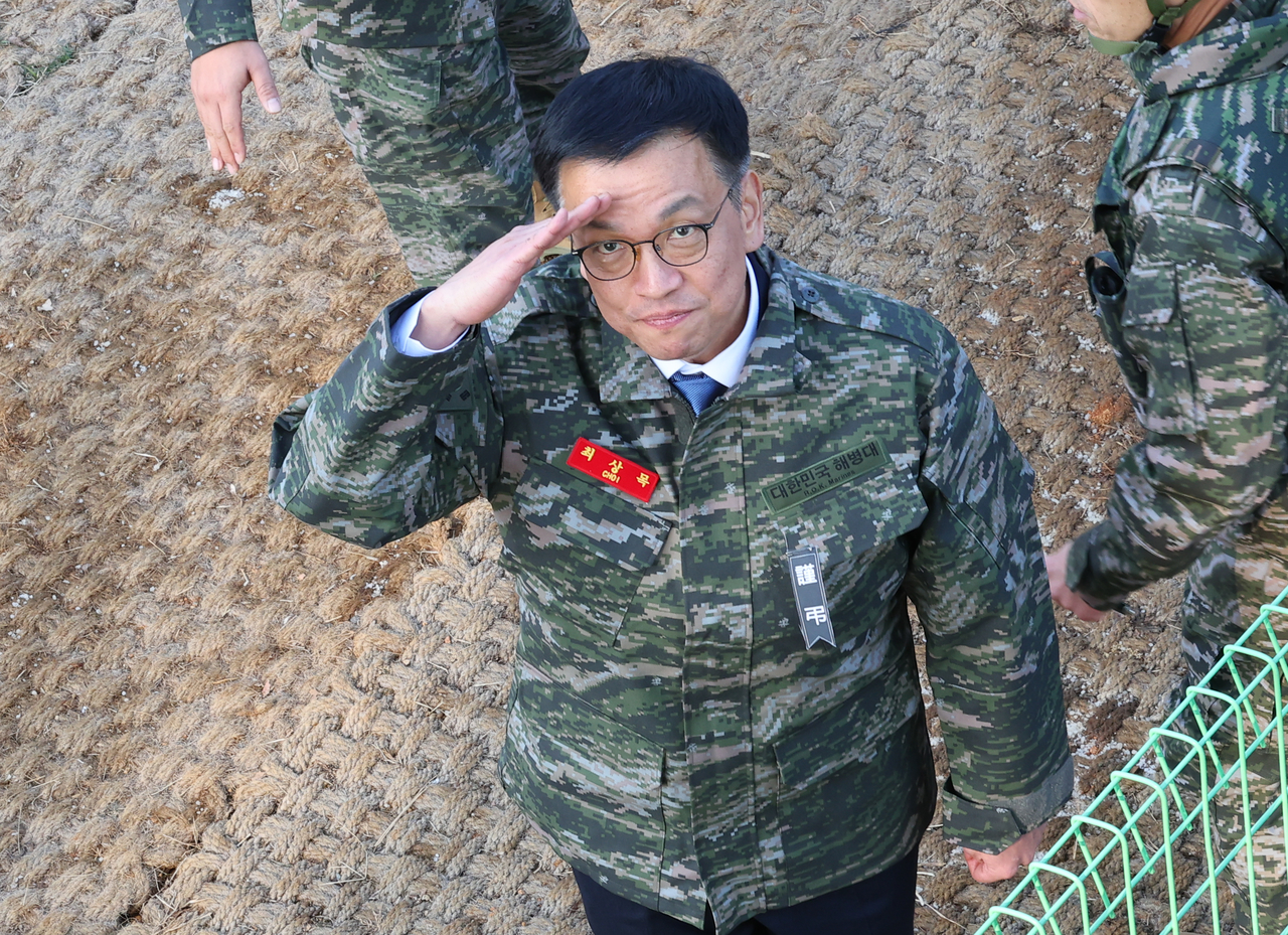 최상목 대통령 권한대행 부총리 겸 기획재정부 장관이 1일 경기 김포 해병대 2사단을 방문해 장병들의 거수 경례에 답하고 있다. [대통령실통신사진기자단]