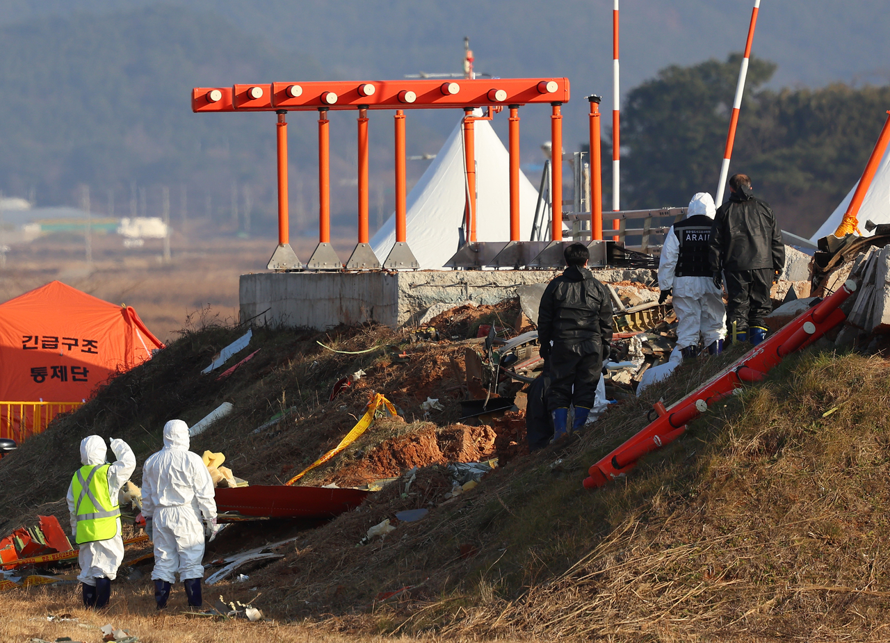 1일 오후 전남 무안군 무안국제공항 제주항공 여객기 참사 현장에서 국토부 항공철도사고조사위원회 관계자 등이 방위각시설(로컬라이저)을 살피고 있다.  [연합]