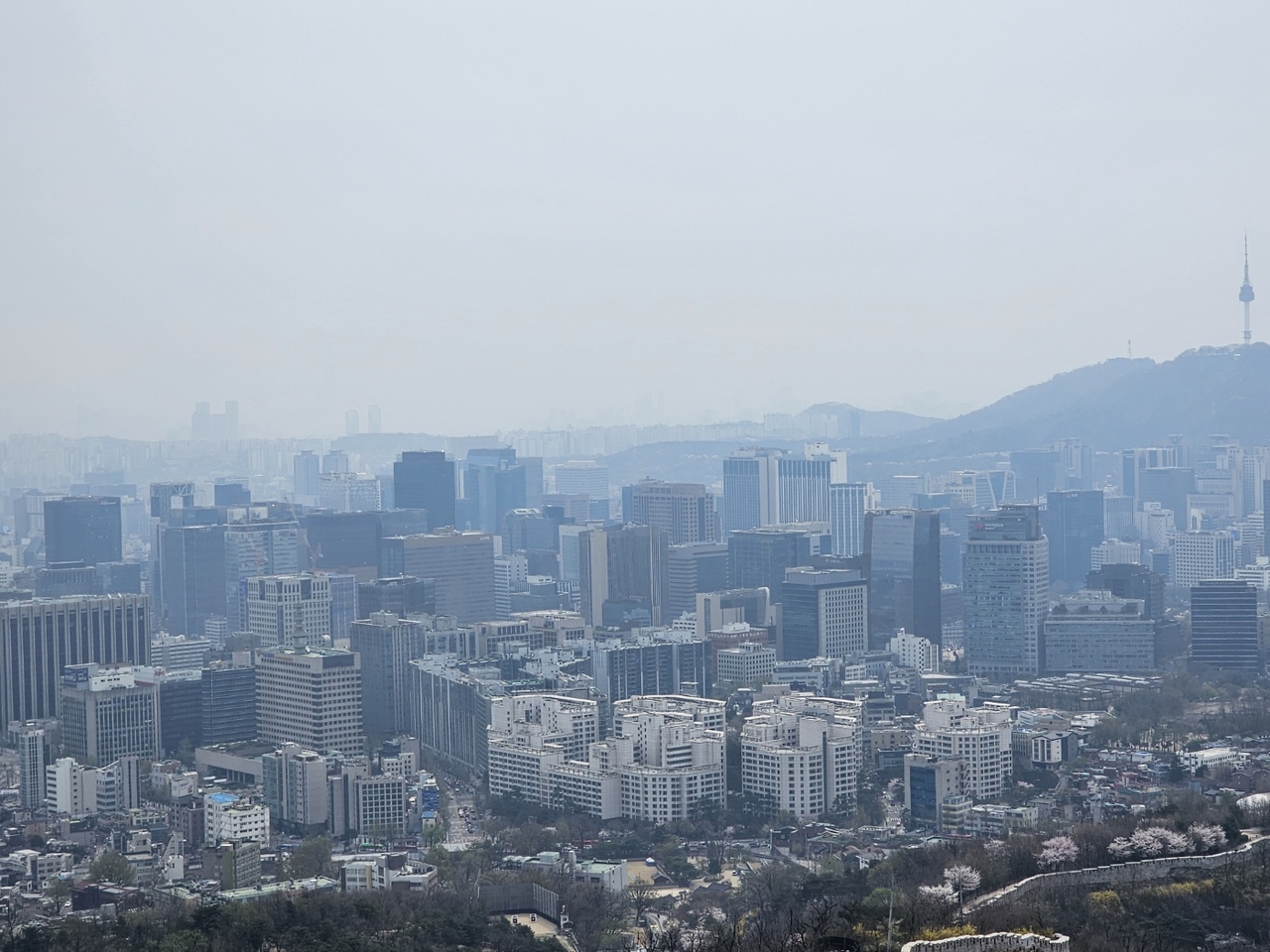 한국바카라 카지노가 맞이하는 2025년은 말 그대로 안갯속이다. 한 치 앞을 섣불리 예견할 수 없는 만틈 운신의 폭도 좁다. 사진은 안갯속 서울시내 빌딩가  [헤럴드 DB]