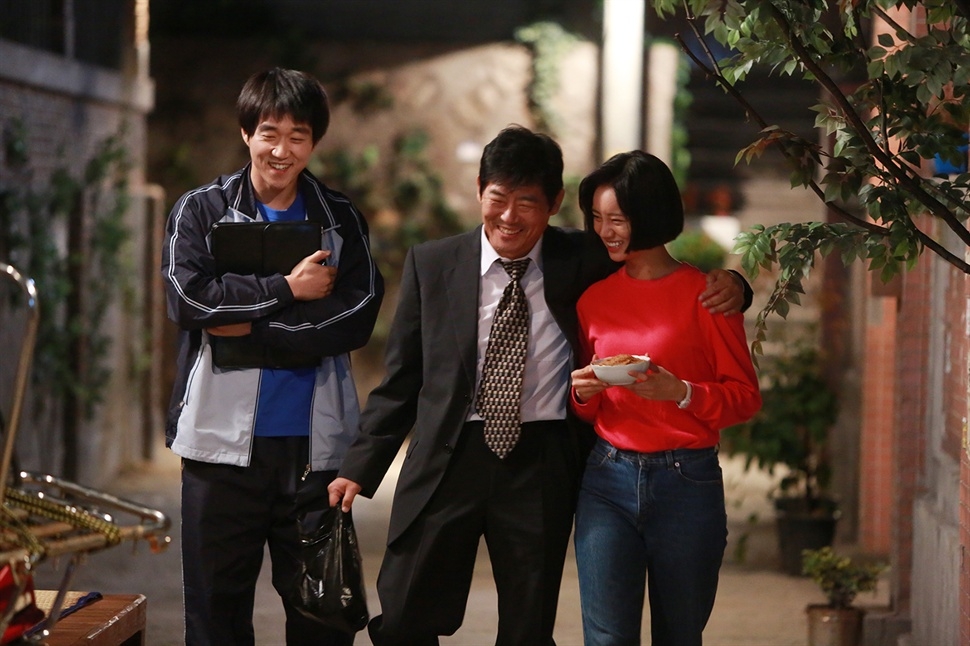 A scene from "Reply 1988," starring (from left) Choi Sung-won, Sung Dong-il and Lee Hye-ri (Netflix)