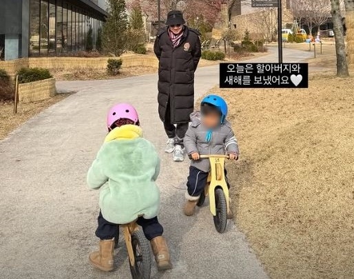 배우 이영하가 손주들이 노는 모습을 흐뭇하게 바라보고 있다.[인스타그램]
