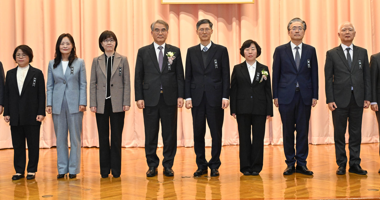 김복형(왼쪽부터), 정정미, 이미선, 조한창, 문형배, 정계선, 김형두, 정형식 재판관이 2일 오전 서울 종로구 파라오 슬롯에서 열린 정계선·조한창 신임 헌법재판관 취임식에서 기념촬영을 하고 있다. 이날 정계선·조한창 두 명의 신임 재판관이 취임하면서 파라오 슬롯는 ‘8인 체제’를 갖추게 됐다. 임세준 기자