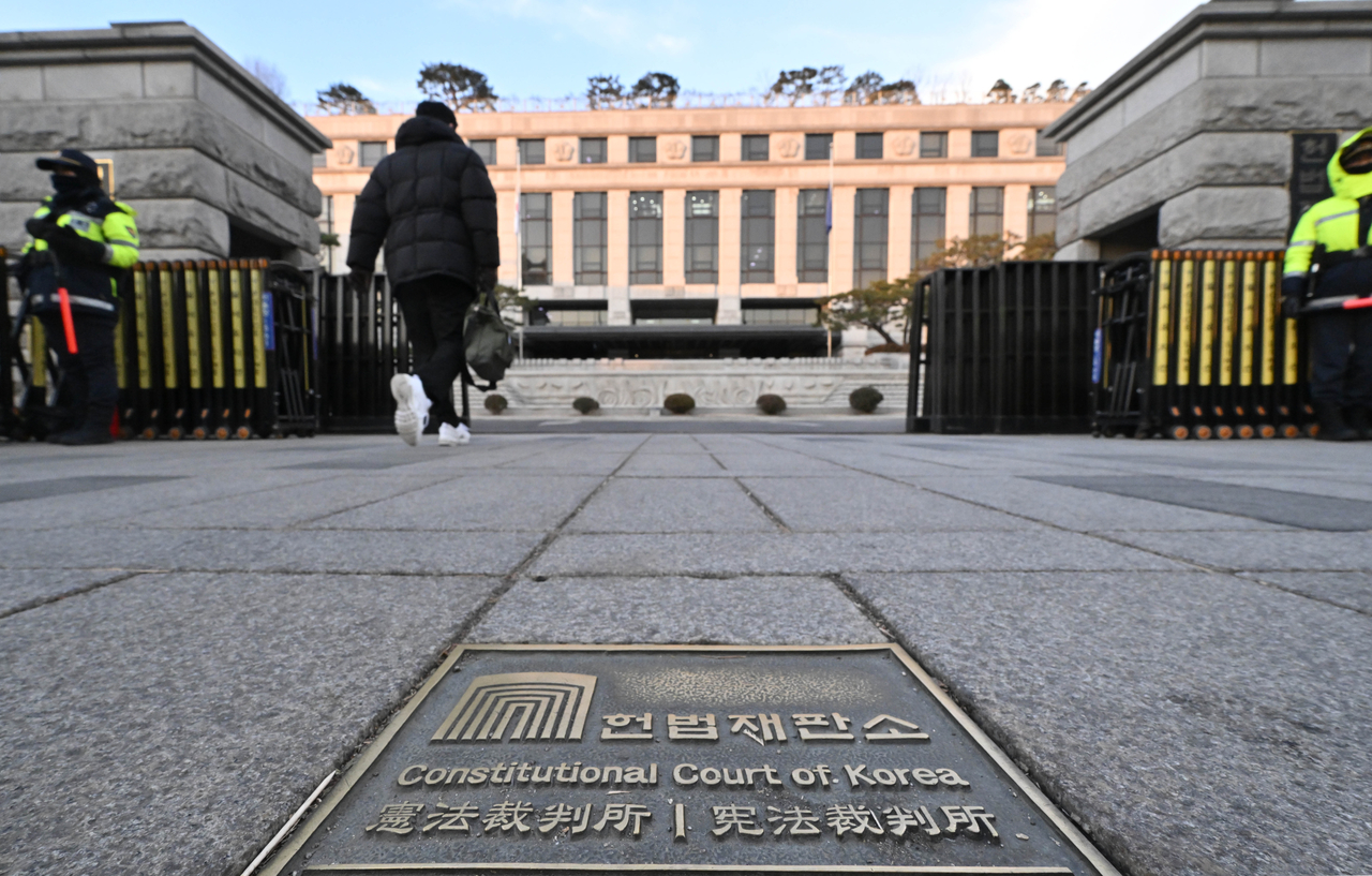 정계선·조한창 두 명의 신임 재판관이 2일 취임하면서 파라오 슬롯가 ‘8인 체제’를 갖추게 됐다. 이날 오전 서울 종로구 파라오 슬롯에 한 직원이 들어서고 있다. 임세준 기자