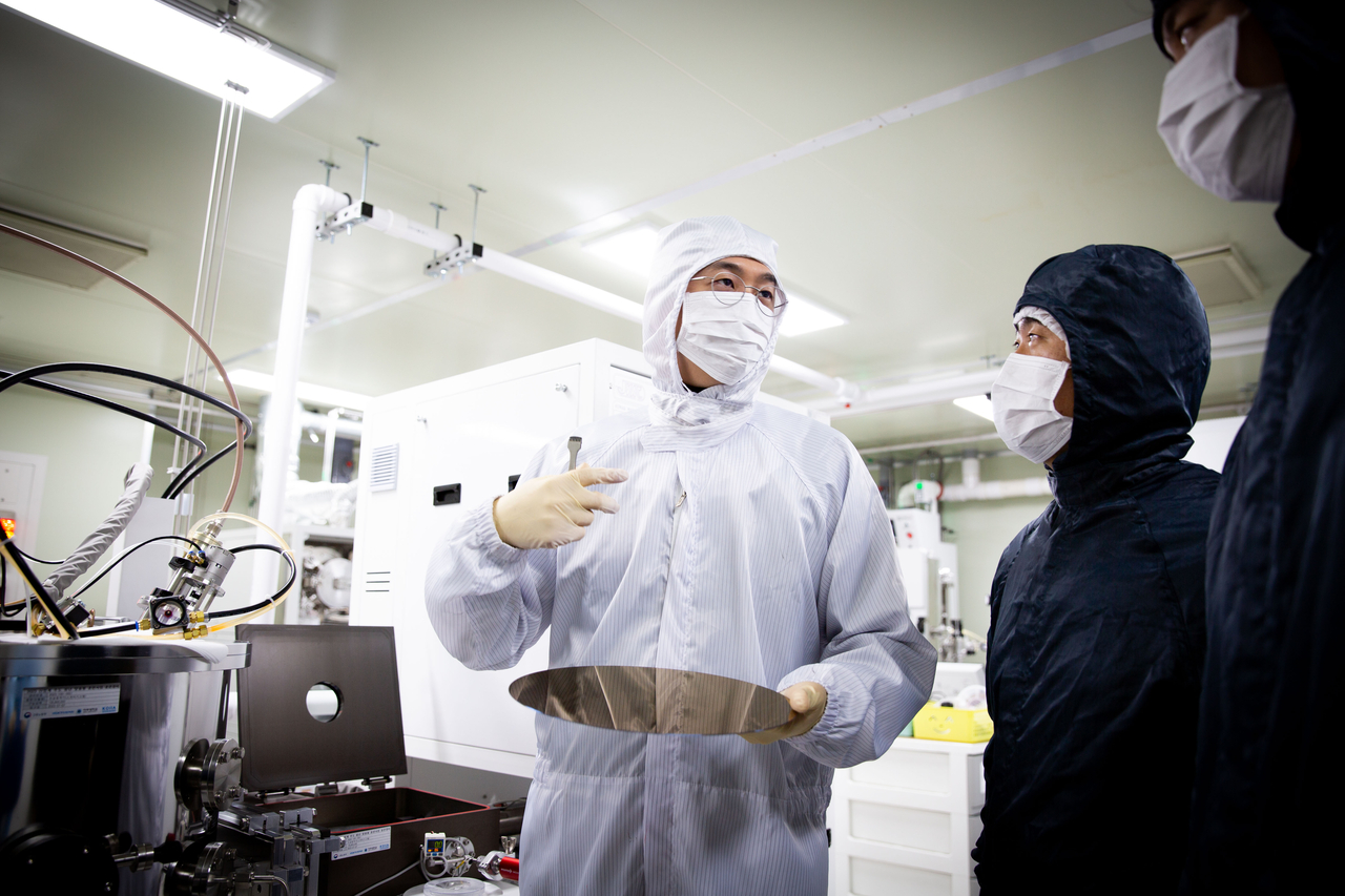 대면적으로 증착된 위상 준우리 카지노 wafer 제작 공정.[아주대학교 제공]