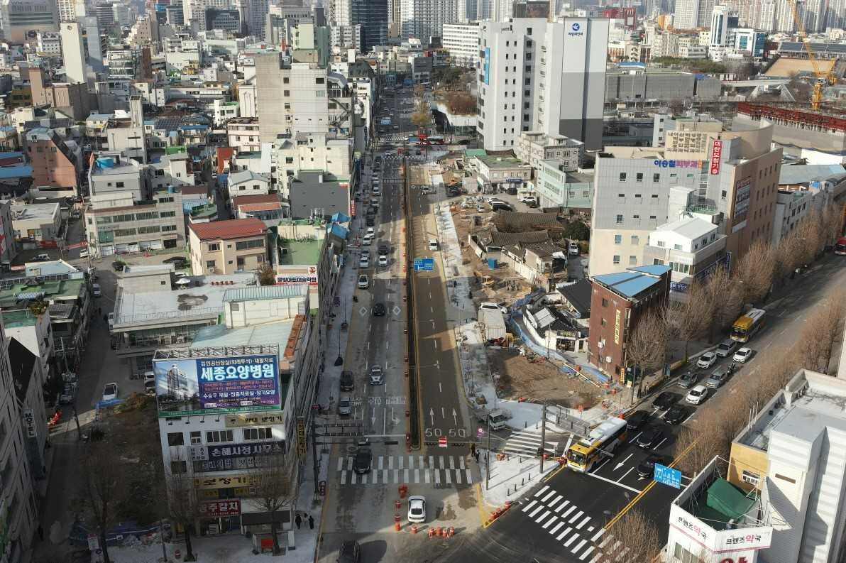 광주시는 국립아시아문화전당과 전남대병원오거리를 연결하는 ‘광산길’을 기존 일방 2차로에서 왕복 5차로로 확장해 3일 개통한다.