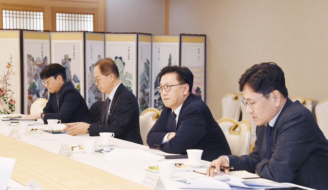 김범석 기획재정부 1차관이 2일 오후 서울 종로구 정부서울청사에서 열린 ‘5차 경제금융상황 점검 전담반 회의’를 주재, 모두발언을 하고 있다. [기획재정부 제공]