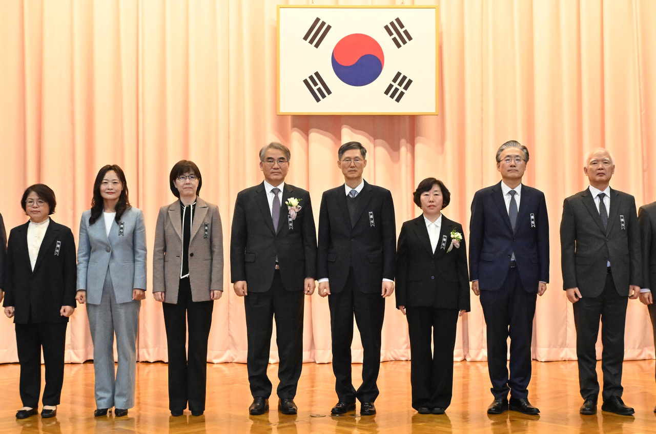 김복형(왼쪽부터), 정정미, 이미선, 조한창, 문형배, 정계선, 김형두, 정형식 에볼루션 바카라 무료이 2일 오전 서울 종로구 헌법재판소에서 열린 정계선·조한창 신임 헌법에볼루션 바카라 무료 취임식에서 기념촬영을 하고 있다. 임세준 기자