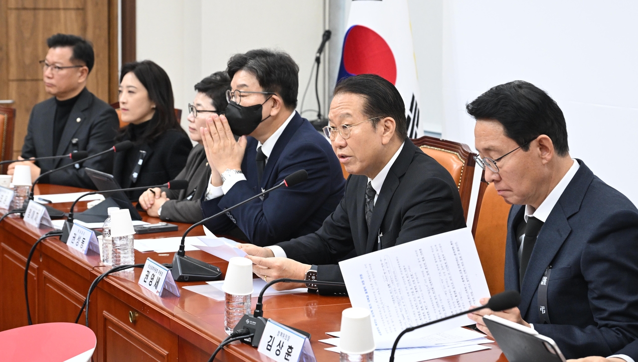 권영세 국민의힘 비대위원장이 2일 오전 서울 여의도 국회에서 열린 비상대책위원회의에 참석해 모두발언하고 있다. 이상섭 기자