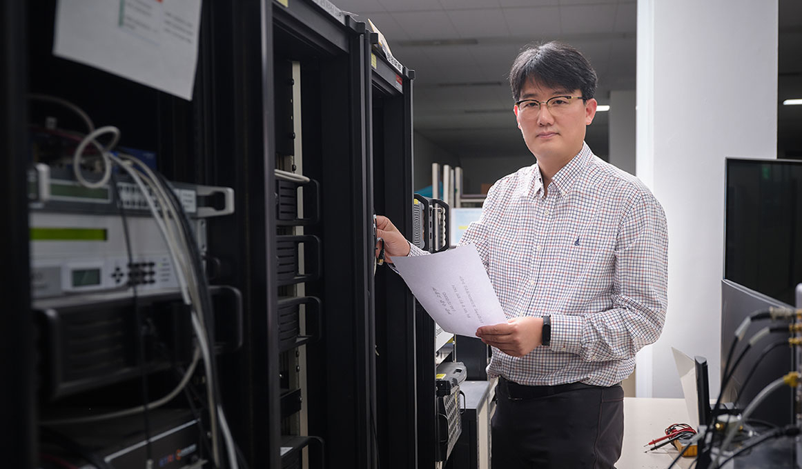 ‘2024 ETRI 대표성과’ 대상을 수상한 유준규 위성통신인프라연구실장.[ETRI 제공]