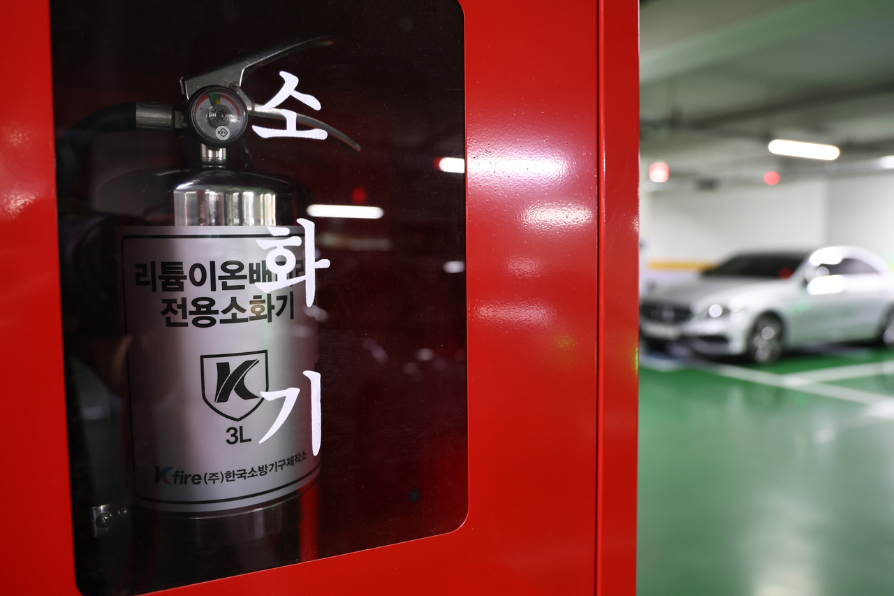 주차장에 설치된 전기차량 화재용 리튬이온 배터리 전용소화기[연합]