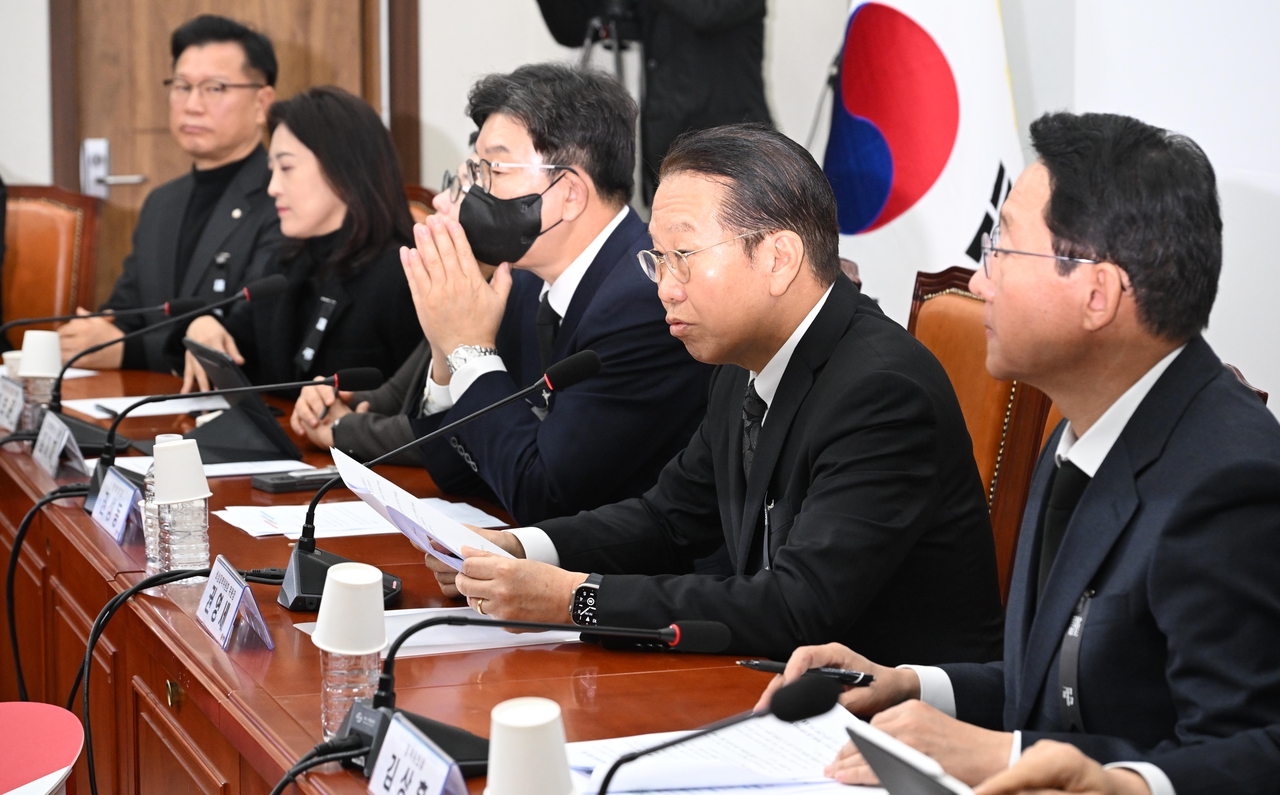 같은 날 권영세(오른쪽 두번째) 국민의힘 비대위원장이 오전 서울 여의도 국회에서 열린 비상대책위원회의에 참석해 모두발언하고 있다.  이상섭 기자