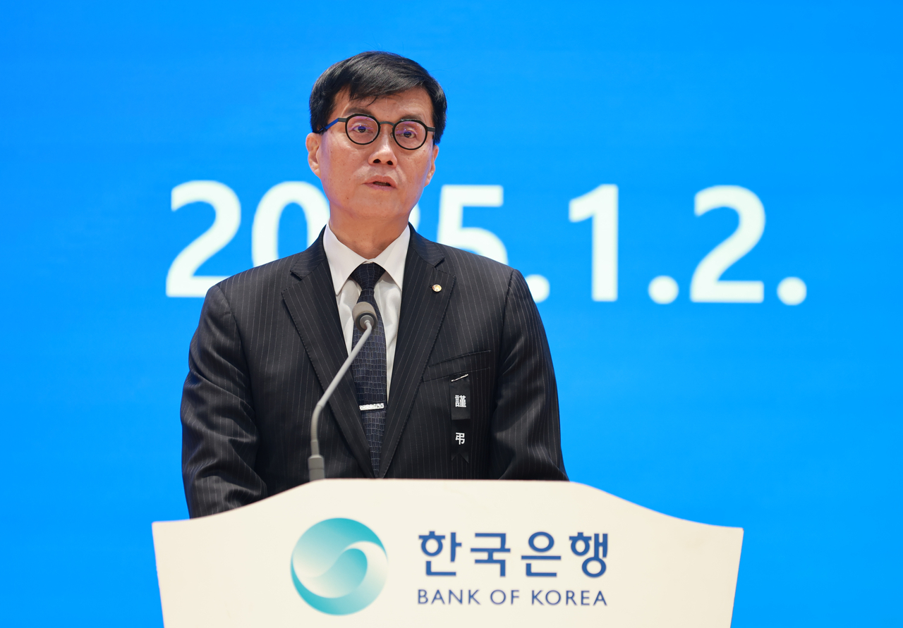 이창용 한국은행 총재가 최상목 대통령 권한대행 부총리 겸 기획재정부 장관이 헌법재판관을 임명한 것에 대해 “정말 잘했다”고 연신 강조했다. 최 권한대행의 결정이 정치 불확실성의 일부 해소로 해석돼 환율 안정 등에 기여할 수 있단 것이다. 사진은 2일 신년사를 낭독하는 이 총재 [한국은행 제공]