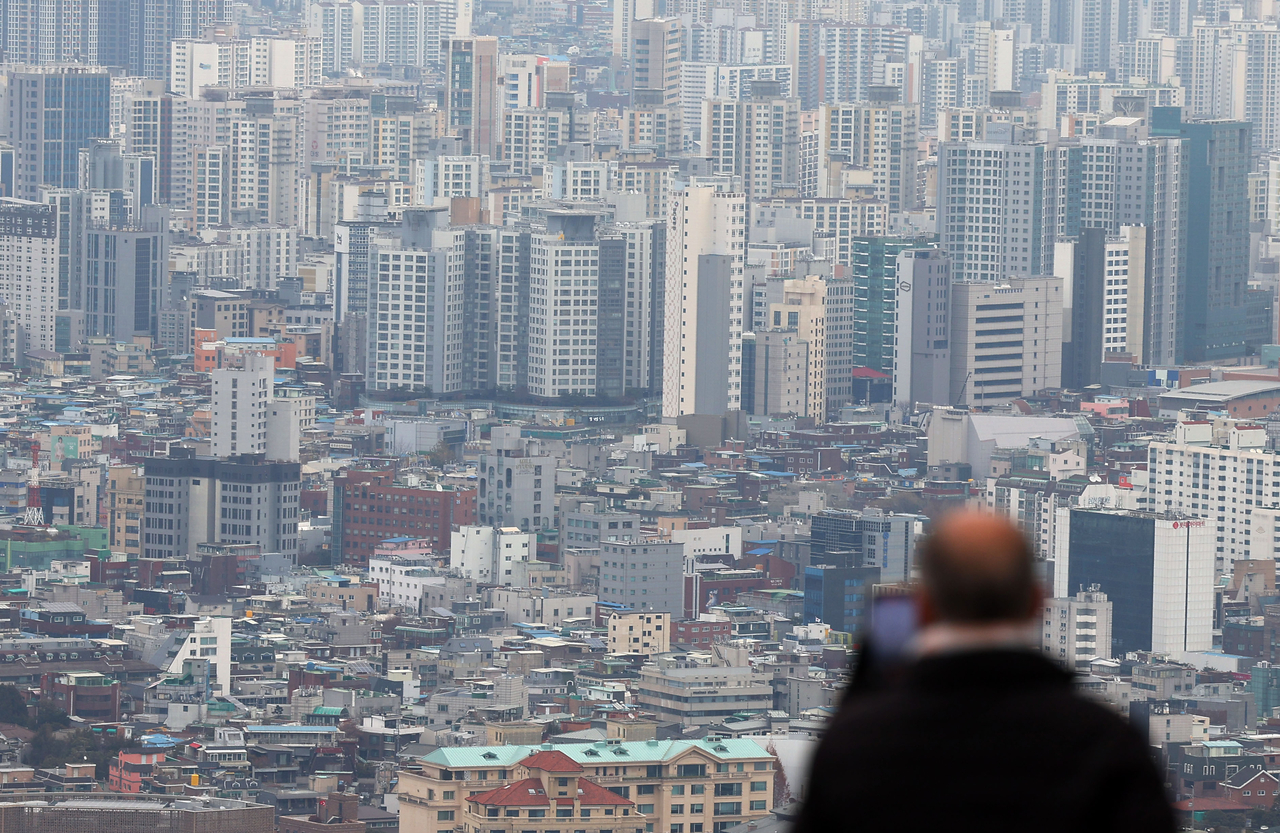 This Dec. 17 photo shows the view of apartment complexes in Seoul. (Yonhap)