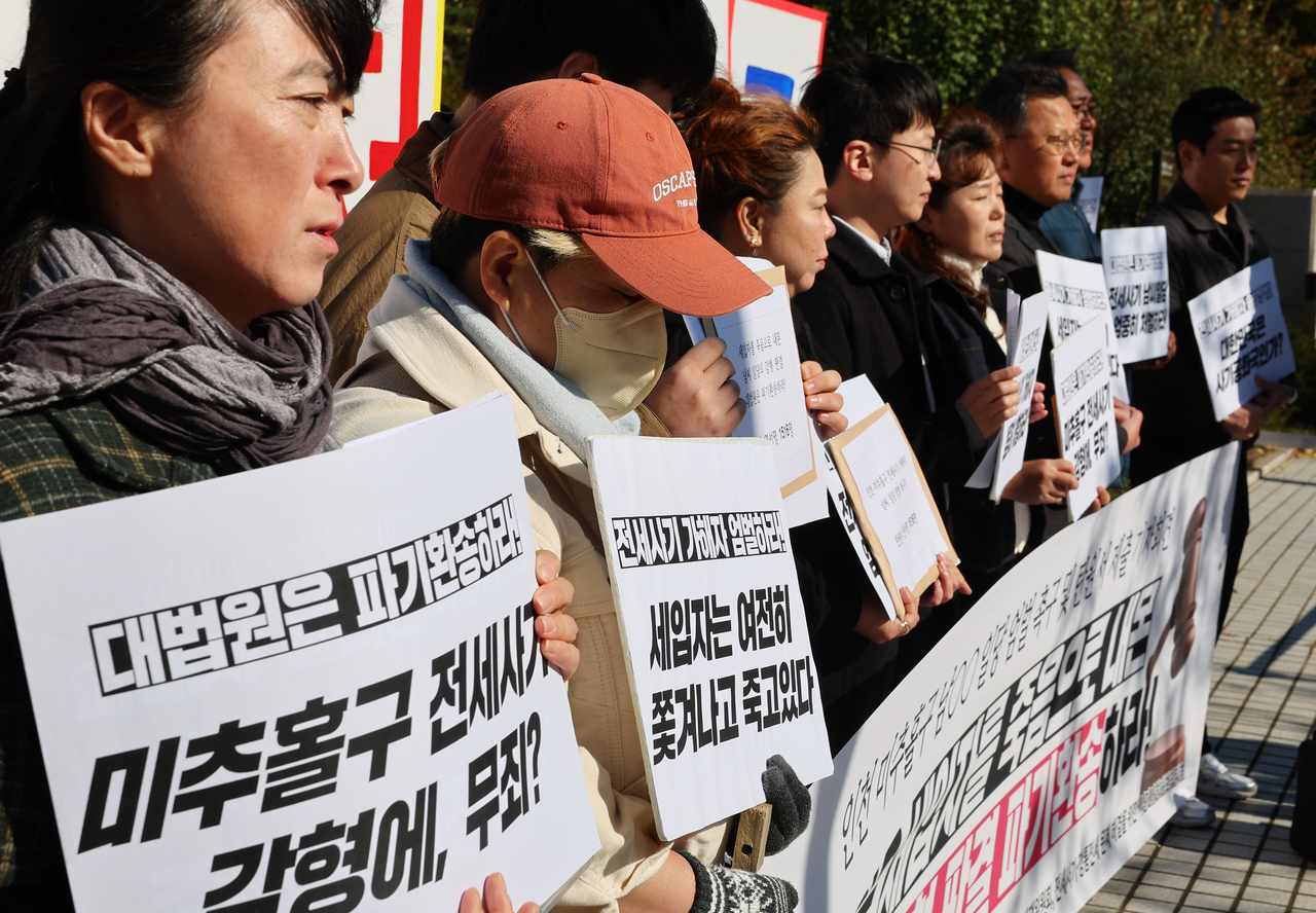 서울 서초구 대법원 앞에서 전세사기 전국대책위원회 회원들이 인천 미추홀구 전세사기 일당 엄벌 촉구 및 탄원서 제출 기자회견에서 슬픔에 잠겨있다. [연합]