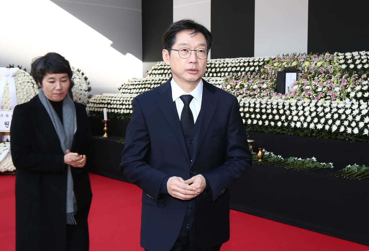 김경수 전 경남도지사가 31일 오전 서울시청 본관 앞에 마련된 제주항공 여객기 희생자 합동분향소에서 헌화를 마치고 나오고 있다. 2024.12.31 [공동취재] [연합]