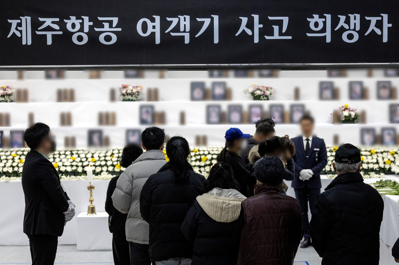 31일 오후 전남 무안군 무안국제공항에 마련된 분향소에서 제주항공 여객기 참사 슬롯 꽁 머니 조문하고 있다. [연합]