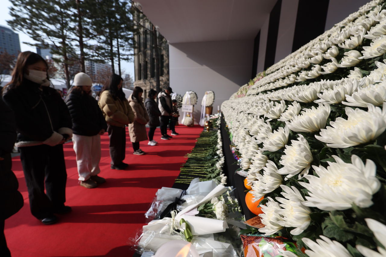 1일 오전 서울시청 앞 마련된 제주항공 여객기 사고 희생자 합동분향소에서 추모의 발걸음이 계속되고 있다. [연합]
