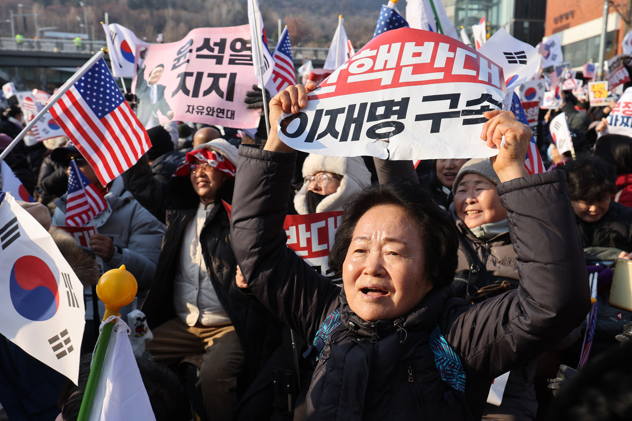 1일 오후 서울 용산구 한남동 대통령 우리카지노추천 인근에서 윤석열 대통령 탄핵 반대 집회가 열리고 있다. <연합뉴스