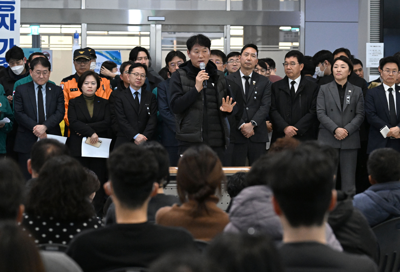 제주항공 여객기 참사 유가족 대표단 집행부 이혁 씨가 1일 전남 무안국제공항에서 참사와 관련해 브리핑하고 있다. 2025.1.1 [공동취재] <연합뉴스>