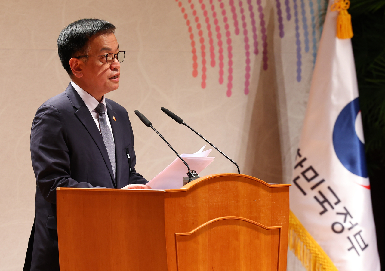 Acting President Choi Sang-mok speaks during a ceremony to mark the start of business for the new year at the government complex in Seoul on Thursday. (Yonhap)