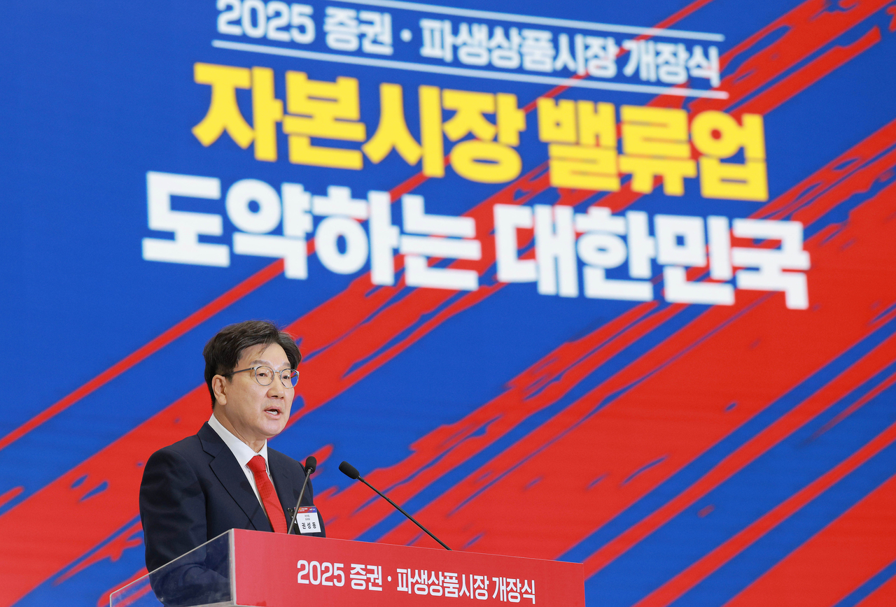 국민의힘 권성동 원내대표가 2일 오전 서울 여의도 한국거래소에서 열린 2025 증권·파생상품시장 개장식에서 개장축사를 하고 있다. 2025.1.2 [공동취재] <연합뉴스>