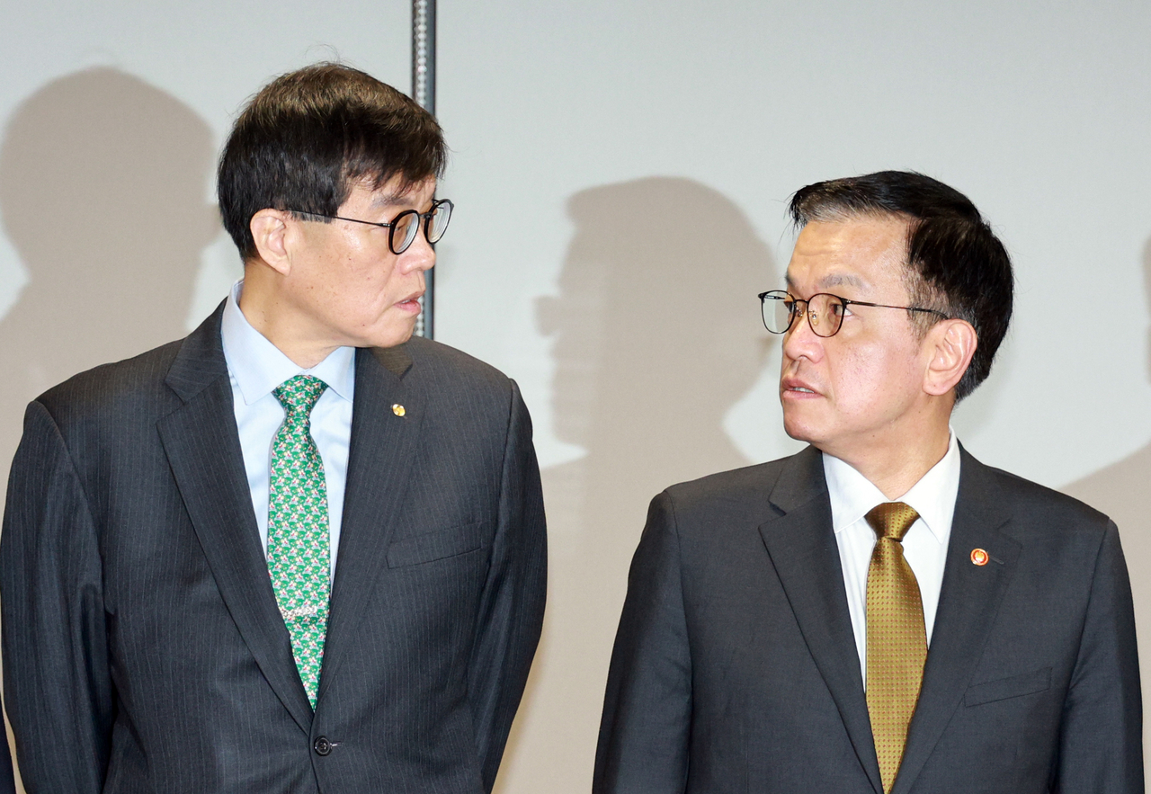 Bank of Korea Gov. Rhee Chang-yong (left) and acting President and Finance Minister Choi Sang-mok speak during a macroeconomic meeting in Seoul on Dec. 19, 2024. (Yonhap)