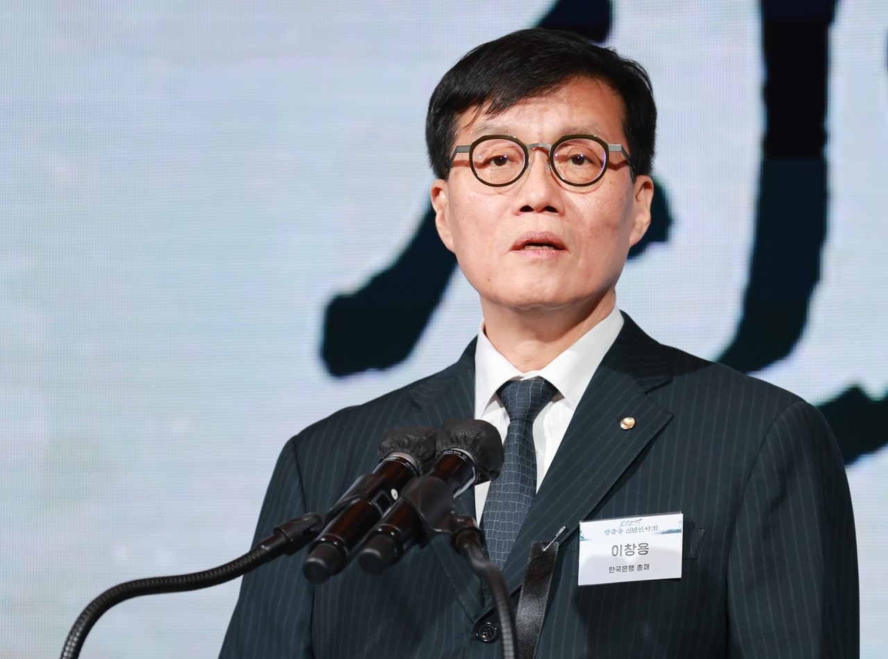Bank of Korea Gov. Rhee Chang-yong delivers a speech during a financial industry New Year's reception in Seoul on Friday. (Yonhap)