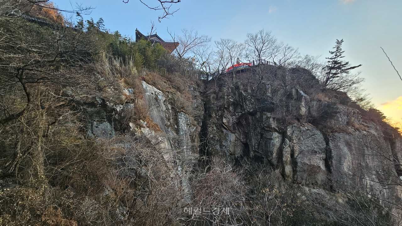 만장대 바로 아래 바위굴인 음성굴