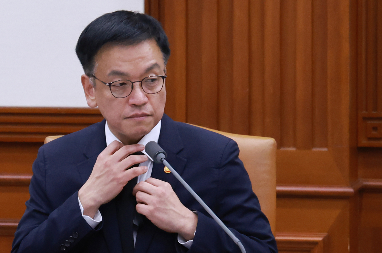 Acting President Choi Sang-mok attends a government meeting in Seoul on Wednesday (Yonhap)