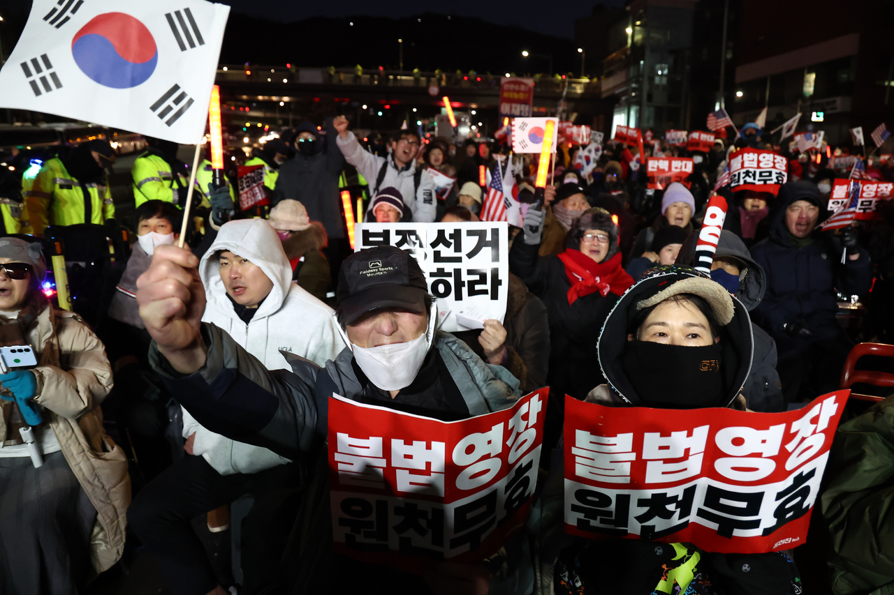 윤석열 대통령 지지자들이 3일 서울 용산구 한남동 대통령 관저 입구에서 고위공직자범죄수사처의 체포영장 집행을 막기 위해 집회를 열고 있다. [연합]