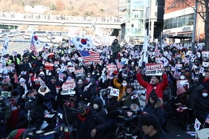Defiant supporters rally outside Yoon's residence