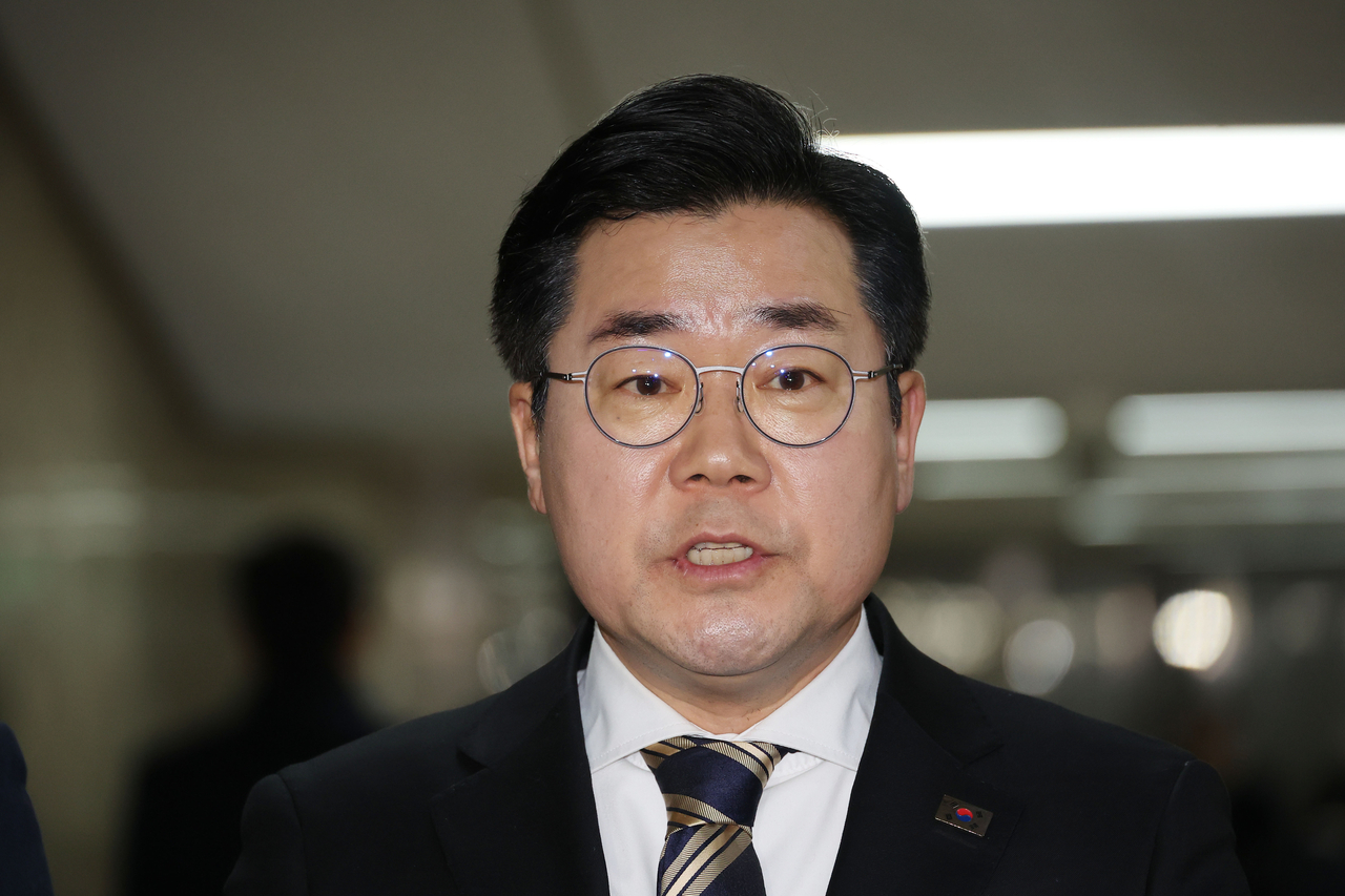 Rep. Park Chan-dae, the Democratic Party of Korea floor leader, speaks to reporters after investigative authorities failed to execute an arrest warrant to detain President Yoon Suk Yeol on Friday. (Yonhap)