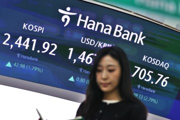 코스피가 6거래일 만에 반등해 2,440대를 회복한 지난 3일 오후 서울 중구 하나은행 본점 딜링룸 현황판에 코스피 지수 등이 표시되고 있다. 이날 코스피 지수는 42.98포인트(1.79%) 오른 2,441.92에, 코스닥 지수는 전장보다 19.13포인트(2.79%) 오른 705.76로 장을 마쳤다. [연합]