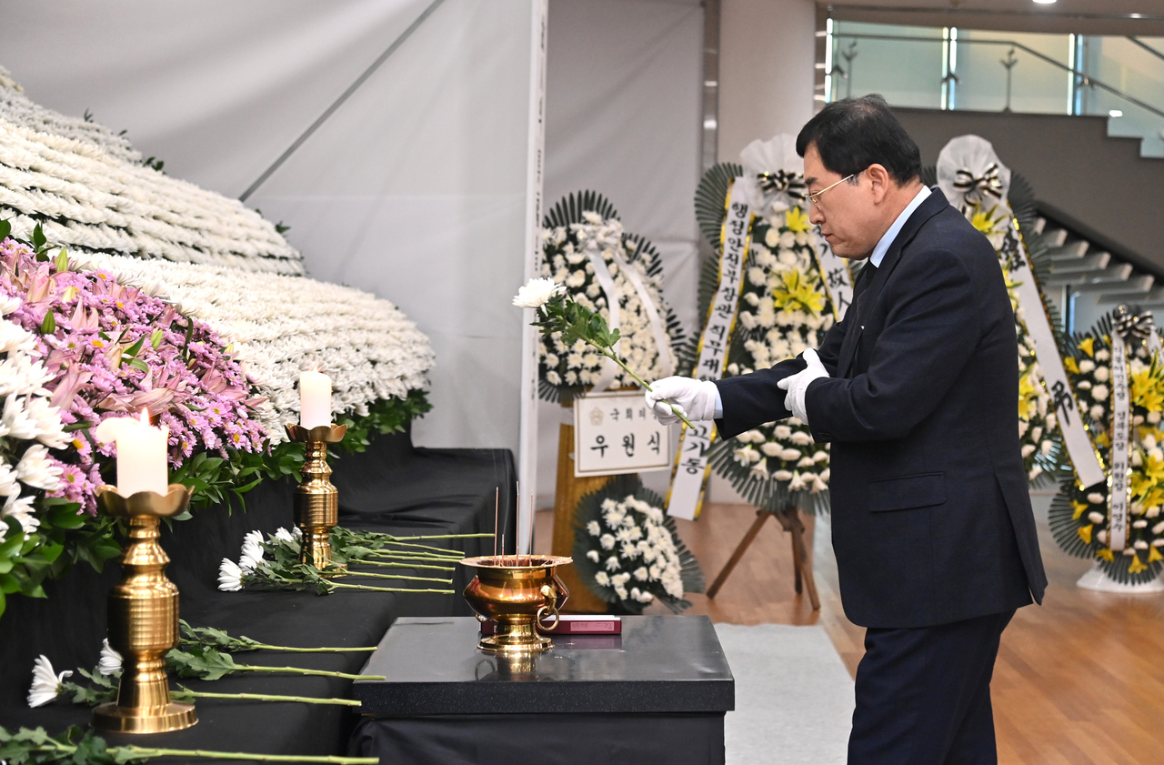 주낙영 경주시장이 지난 2일 경북도청 동락관에 마련된 제주항공 여객기 사고 희생자 합동 분향소를 찾아 헌화하고 있다.[경주시 제공]